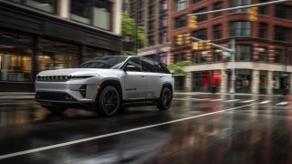 Jeep Wagoneer S - 4 екрана в купето и 600 к.с. под капака