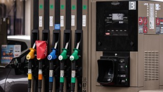 Около 900 бензиностанции във Франция останаха без поне един вид