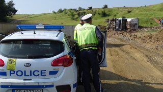 Самосвал се обърна край Благоевград При инцидента леко е пострадал