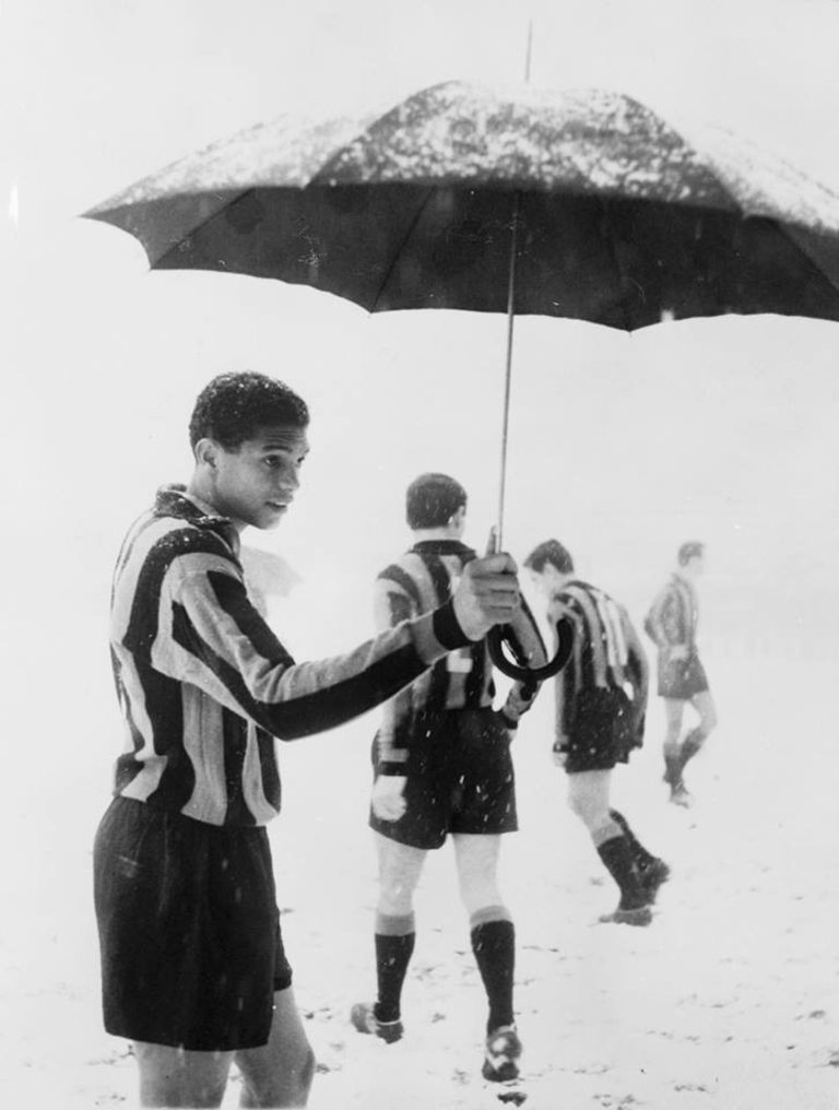  Двубоят сред Интер и Падова през 1962 година бил анулиран поради снежна стихия, а един от бразилските играчи излязъл на терена с чадър. 