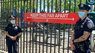 NYPD тръгна из Ню Йорк, за да налага социално дистанциране