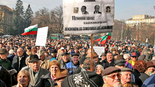 Пенсионери се бият по време на протест