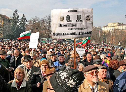Пенсионери се бият по време на протест