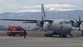 Военнослужещи със самолет Спартна транспортираха до Германия дете което се