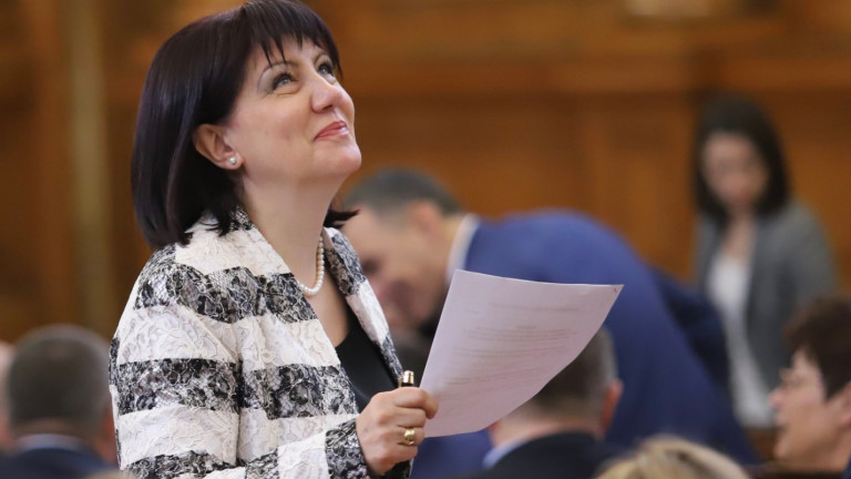 Караянчева свика депутатите на 2 април