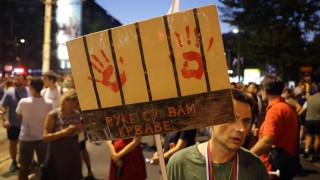 Привърженици на управляващата Сръбска прогресивна партия SNS хвърлиха сигнални ракети