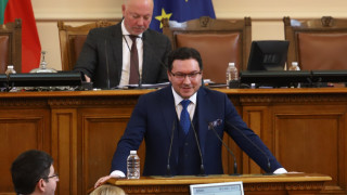 От трибуната Даниел Митов в декларация от името на ПГ