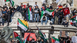 Хиляди хора развяващи палестински знамена и скандиращи Газа Париж е