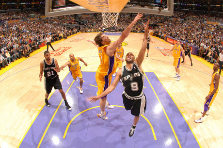 ЛА Лейкърс разби Сан Антонио с 30 точки и поведе с 2:0