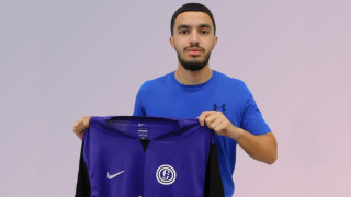 Нидерландският халф Осама Алу е най новото попълнение на Етър Двете