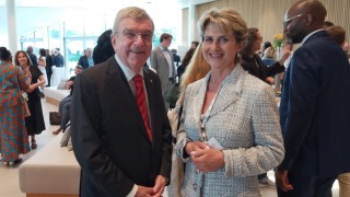 Весела Лечева разговаря с президента на Международния олимпийски комитет Томас