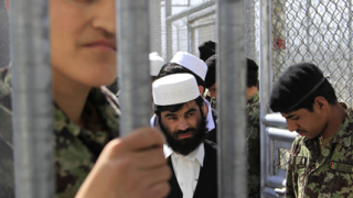 Карзай освободи десетки талибани и ядоса Вашингтон