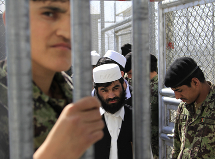 Карзай освободи десетки талибани и ядоса Вашингтон