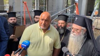 Контролните органи и правителството се справят прекрасно Това заяви лидерът