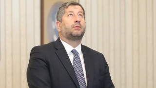 Това подтиква страната не само към още една крачка към