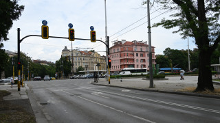 Монтират разделителен остров от делинеатори на кръстовището на Орлов мост
