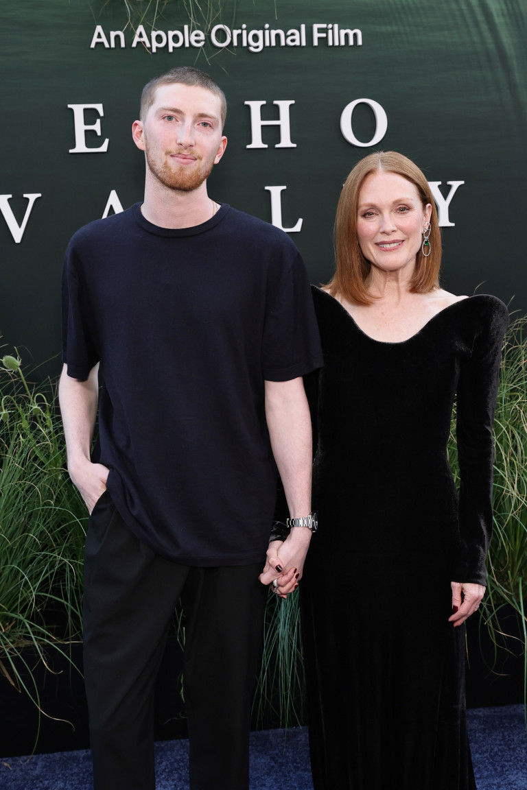 Джулиан Мур заедно със сина си Кейлъб Фройндлих на премиерата на Echo Valley