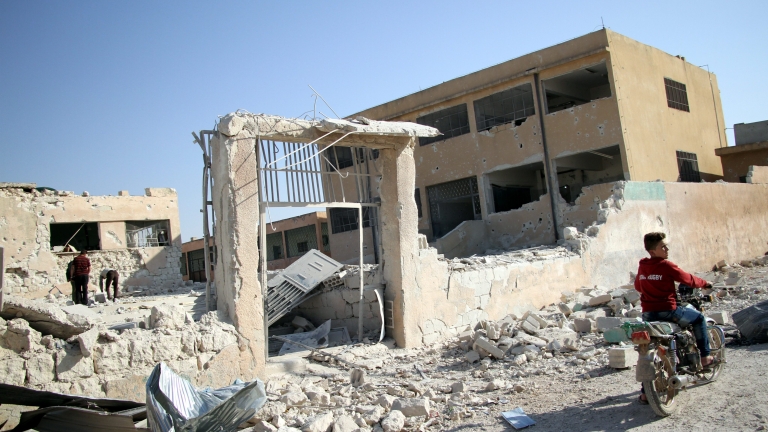 Въздушни удари убиха 25 души и раниха много други в Сирия 
