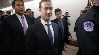 Мощна група от инвеститори активисти призова във вторник Марк Зукърбърг да