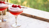 Коктейл Clover Club - класика с джин, вкус на малини и лимонова свежест