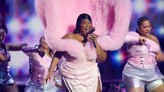 Откакто Лизо изгря на музикалната сцена не спира да ни