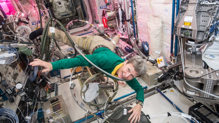 Астронавтът от САЩ Пеги Уитсън продължава да чупи рекорди