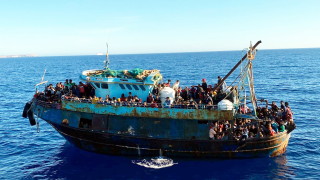 Няколко лодки превозващи около 1200 души са били заловени в