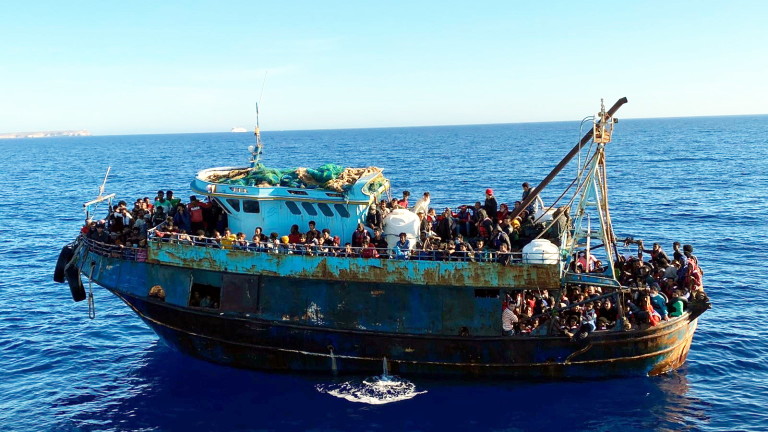 Няколко лодки, превозващи около 1200 души, са били заловени в