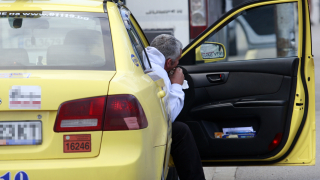 Двама таксиметрови шофьори в Бургас са монтирали помпа зад таблото