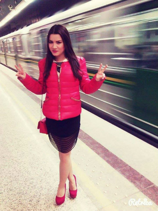 Глобиха фолкпевица в метрото