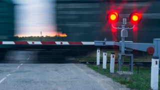 Влак удари неправилно пресякла релсите кола в Сливенско
