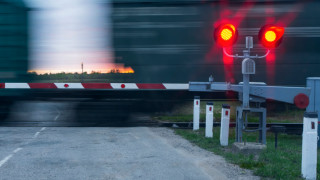 Влак блъсна лек автомобил на жп прелез в Плевенско
