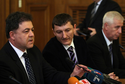 Министър Ненчев усеща подкрепа, не мисли за оставка