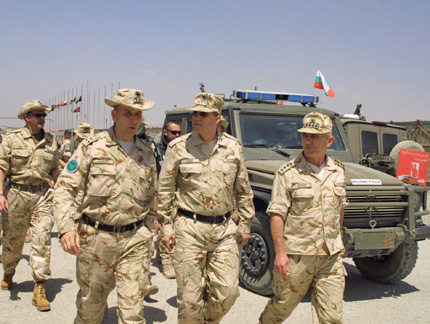 Военният ни министър отиде за рождения си ден в Афганистан