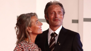 Коя е жената до Мадс Микелсен