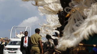 Папа Франциск служи на открито под африканското слънце