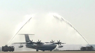Най големият самолет амфибия AG600 Kunlong полетя за един час в