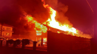 Пожар горя тази вечер в две къщи за гости в троянското