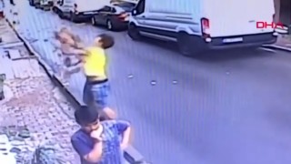 Видео превърна младеж в герой в Истанбул На видеото се