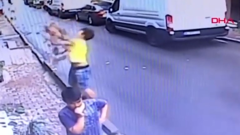 Видео превърна младеж в герой в Истанбул. На видеото се