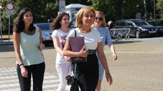 Мая Манолова се раздели с поста си на омбудсман Веднага
