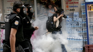 Полицията в Истанбул разпръсна със сълзотворен газ гей парад 