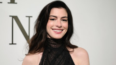 Ан Хатауей прикова погледите с полупрозрачна рокля