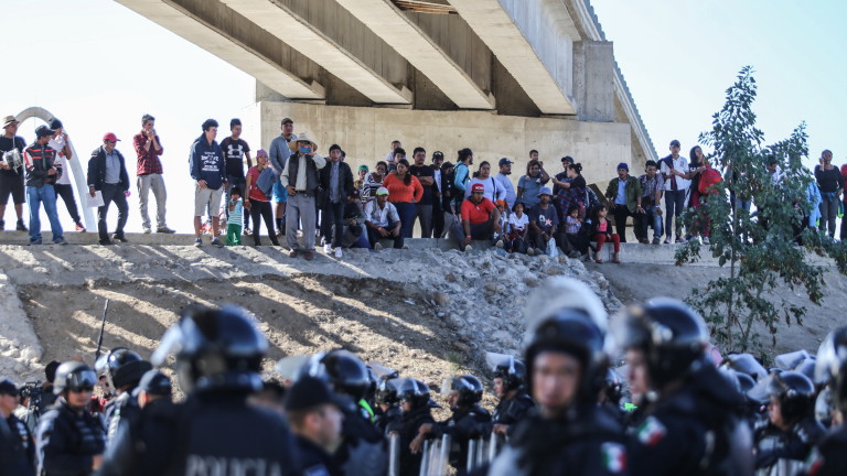 Мексико гони 500 мигранти, щурмували границата със САЩ 