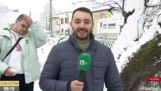 Антон Хекимян и Стоян от "Фермата 2" влязоха в "леденото" хоро в Калофер (ВИДЕО)