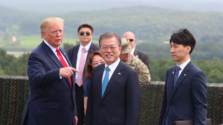 Доналд Тръмп и Ким Чен-ун се срещнаха на междукорейската граница.