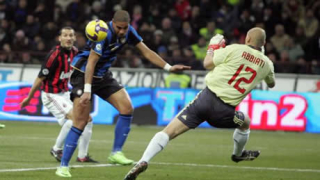 Интер гони Адриано