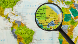 Лидерът на военната хунта на Мали помилва в петък 49