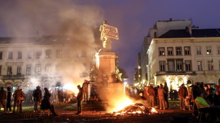 Гневни фермери с летящи яйца и барикади отстояват исканията си в Брюксел