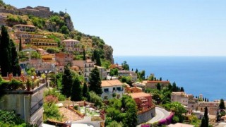 Ще успее ли втората най-задлъжняла страна в Европа да намали дълга си?